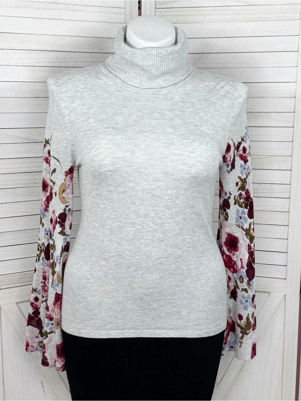 Rain + Rose Floral Statement Bell Sleeve‎ Turtleneck Sweater Grey Pink Large
